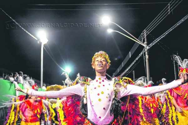 Grasifs é a primeira escola de samba a desfilar na Passarela do Samba montada na Rua 3-A, mas a programação tem início antes, com o Rei Momo e sua corte e o bloco Império do Samba