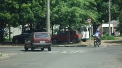 Constantemente motoristas dirigem na contramão no trecho da Avenida M-15 entre as ruas M-9 e M-10 no Grande Cervezão