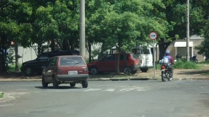 Constantemente motoristas dirigem na contramão no trecho da Avenida M-15 entre as ruas M-9 e M-10 no Grande Cervezão