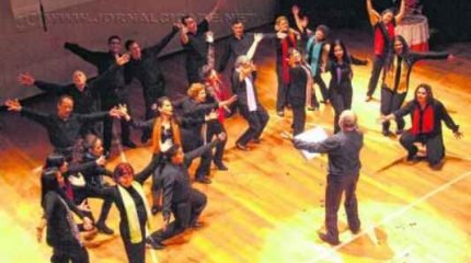 Com condução do maestro Daniel Pedroso e repertório variado, show acontece com coral e solistas (Foto: Arquivo JC)