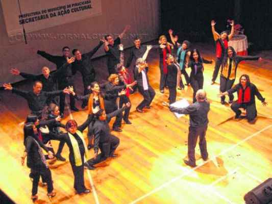 Com condução do maestro Daniel Pedroso e repertório variado, show acontece com coral e solistas (Foto: Arquivo JC)