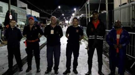 Equipe da Defesa Civil que conta com a participação de voluntários na Passarela do Samba