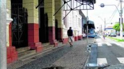 Na manhã dessa quarta-feira (11) ainda era possível observar algumas poças de água dentro e fora da antiga Estação