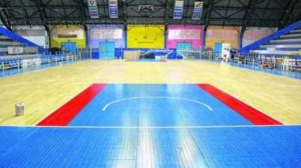 O novo piso do ginásio Felipão já foi instalado e agora está na fase de pintura e acabamento, com previsão de uso na quarta