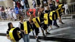 Integrantes do bloco-escola Gaviões da Fiel