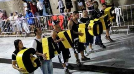 Integrantes do bloco-escola Gaviões da Fiel