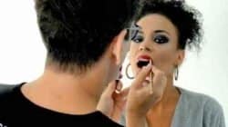 Jerdes Andrade finaliza maquiagem especial de Carnaval em modelo