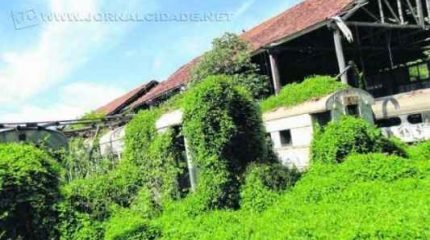 Munícipes denunciam o estado de abandono em que se encontra área não-operacional do Dnit, na Avenida 24-A com Rua 6-A, Cidade Nova