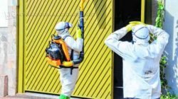 Funcionários da prefeitura fazem nebulização em uma residência. A equipe estará no bairro Santa Elisa nesta quinta-feira (26)