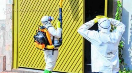 Funcionários da prefeitura fazem nebulização em uma residência. A equipe estará no bairro Santa Elisa nesta quinta-feira (26)
