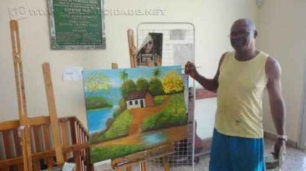 São oferecidas vagas nos cursos de tricô, patchwork, fitas, sianinhas, pintura em tela, corte e costura