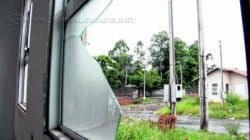 Vidraças quebradas, descarte de lixo e mato alto revelam a situação do conjunto habitacional situado no Jardim Boa Vista II