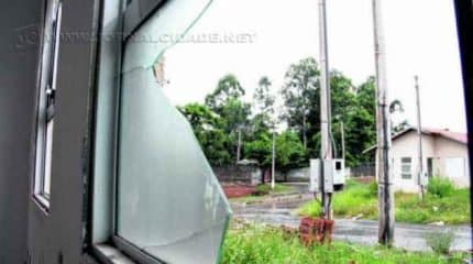 Vidraças quebradas, descarte de lixo e mato alto revelam a situação do conjunto habitacional situado no Jardim Boa Vista II