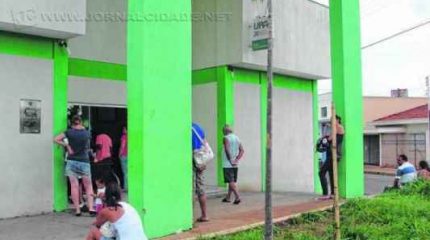 Pacientes reclamam do tempo de espera para atendimento na UPA. Procura nas unidades aumentou com casos de dengue