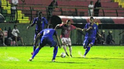 Contra o São Caetano, na segunda rodada, os dois gols sofridos foram de cabeça, no Benitão