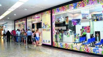 A venda de ingressos para as arquibancadas, camarotes e frisas para acompanhar os desfiles das escolas de samba acontece no Shopping Center Rio Claro