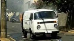 O incêndio na traseira do carro foi flagrado pelo leitor Vagner Ansanelo