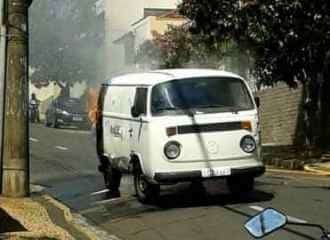 O incêndio na traseira do carro foi flagrado pelo leitor Vagner Ansanelo