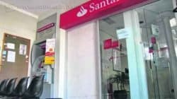 Durante a ação, um dos ladrões arremessou uma marreta contra a porta de vidro da agência. Vigilante também foi rendido