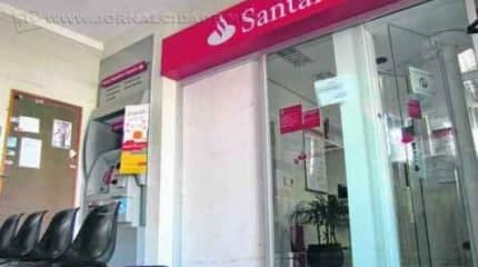 Durante a ação, um dos ladrões arremessou uma marreta contra a porta de vidro da agência. Vigilante também foi rendido