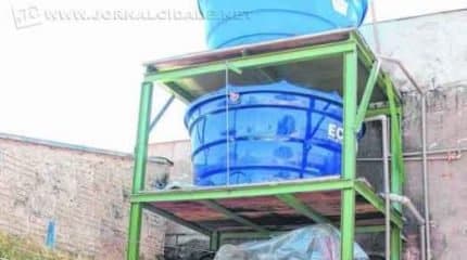 Domingos Sávio criou sistema que capta água da chuva e, também, reaproveita a que é utilizada na máquina de lavar roupas