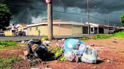 COLABORE VOCÊ TAMBÉM: moradores da região contam que algumas pessoas do próprio bairro jogam lixo no terreno