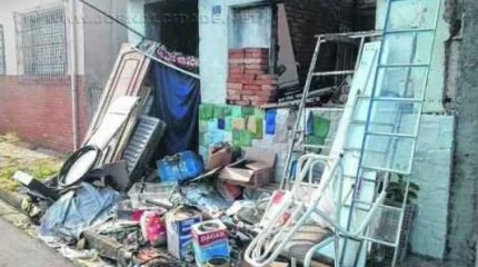 Lixo acumulado em frente a uma casa na Vila Martins. Foto foi enviada por leitor pelo WhatsApp da Redação (9.9942-4100)