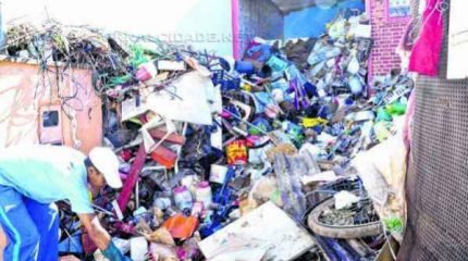 Foram retirados seis caminhões de lixo na residência