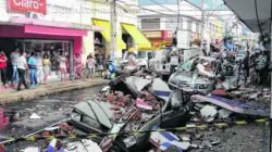 ESTRAGO: beiral cai em carros na região central. Por sorte, nenhuma pessoa ficou ferida