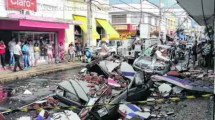 ESTRAGO: beiral cai em carros na região central. Por sorte, nenhuma pessoa ficou ferida