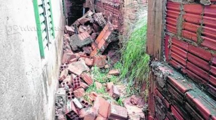 Parede que faz divisa com propriedade vizinha acabou cedendo com a força da água na noite dessa terça-feira, dia 17