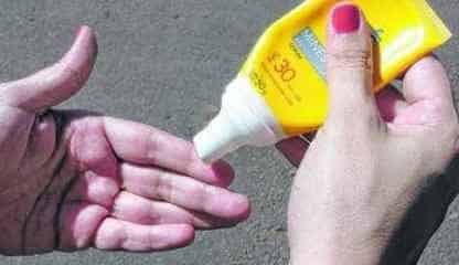 Segundo os dermatologistas e especialistas no assunto, é indicada a reaplicação do produto por três a quatro vezes ao dia em todas as áreas fotoexpostas