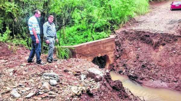 Após aguardar solução da prefeitura, moradores gastaram R$1.800,00 para melhorar a estrada rural e refazer ponte do ‘Sartori’, mas que já está danificada