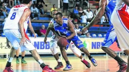 O armador rio-clarense Eric Tatu foi convidado pelo bom aproveitamento em bolas de três no NBB, com 44,3% de acertos -Foto: RicardoBufolin/ECP