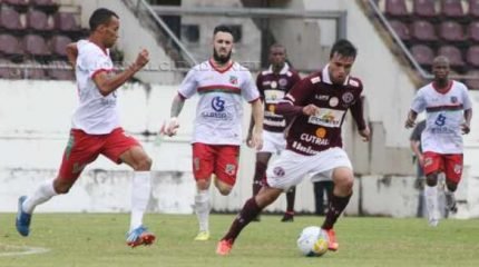 O jogo foi equilibrado, mas a Ferroviária teve melhor aproveitamento nas finalizações (Foto: Leonardo Fermiano)