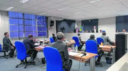 Na sessão ordinária, cópias de holerites de servidores do Daae foram exibidos pelo vereador trabalhista