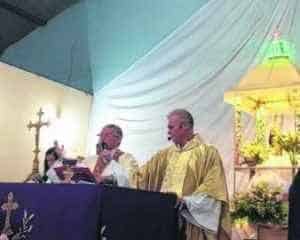 Padre Jocelir e o bispo Dom Josivaldo na missa celebrada na Afinsc na segunda-feira (foto Andre Godoy/Facebook)