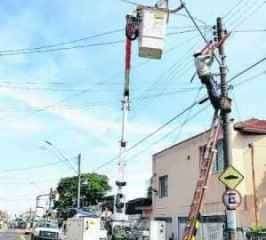 Funcionário da Elektro faz reparo em poste de iluminação pública (foto arquivo)