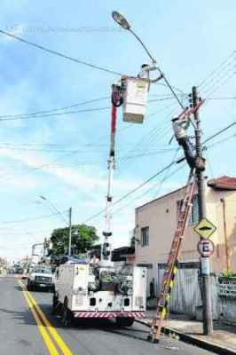 Funcionário da Elektro faz reparo em poste de iluminação pública (foto arquivo)