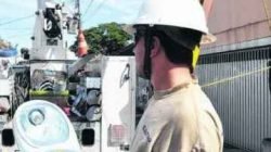 Funcionário da Elektro faz reparos em rede de energia no município (foto arquivo)