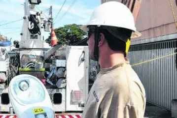 Funcionário da Elektro faz reparos em rede de energia no município (foto arquivo)