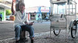 Seu Antônio e o carrinho de pipoca durante entrevista para documentário exibido no portal Memória Viva (Foto: Divulgação)