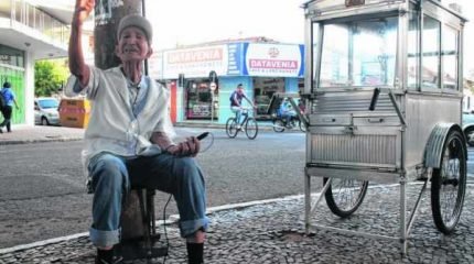 Seu Antônio e o carrinho de pipoca durante entrevista para documentário exibido no portal Memória Viva (Foto: Divulgação)