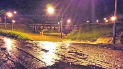 Foto repassada nas redes sociais mostra alagamento no pontilhão do Cervezão provocado com a chuva desse domingo (22)