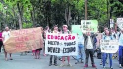 Alunos, professores e populares fizeram ato público em prol da educação nessa quinta-feira
