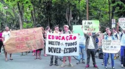 Alunos, professores e populares fizeram ato público em prol da educação nessa quinta-feira