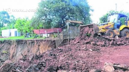 As chuvas das últimas semanas arrastaram aproximadamente 50 metros de tubos e abriram uma grande erosão na via