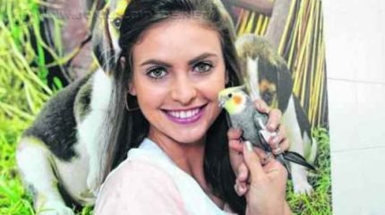 A modelo Beatriz Loesch Patrony é formada em Veterinária e trabalha em uma clínica local