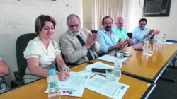 Autoridades e representantes de entidades no lançamento do documento