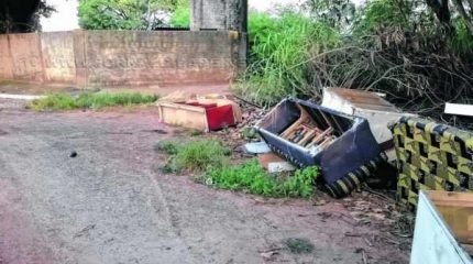 Leitor Saulo Pelisioni flagrou restos de móveis descartados incorretamente no Bairro do Estádio